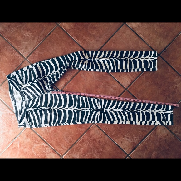Michael Kors Zebra Striped Jeans, Size 2 - Picture 3 of 4